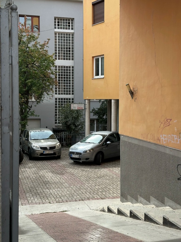 Pogled na ulaz u ordinaciju iz dvorišta